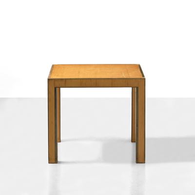 Tavolo in legno con dettagli in ottone