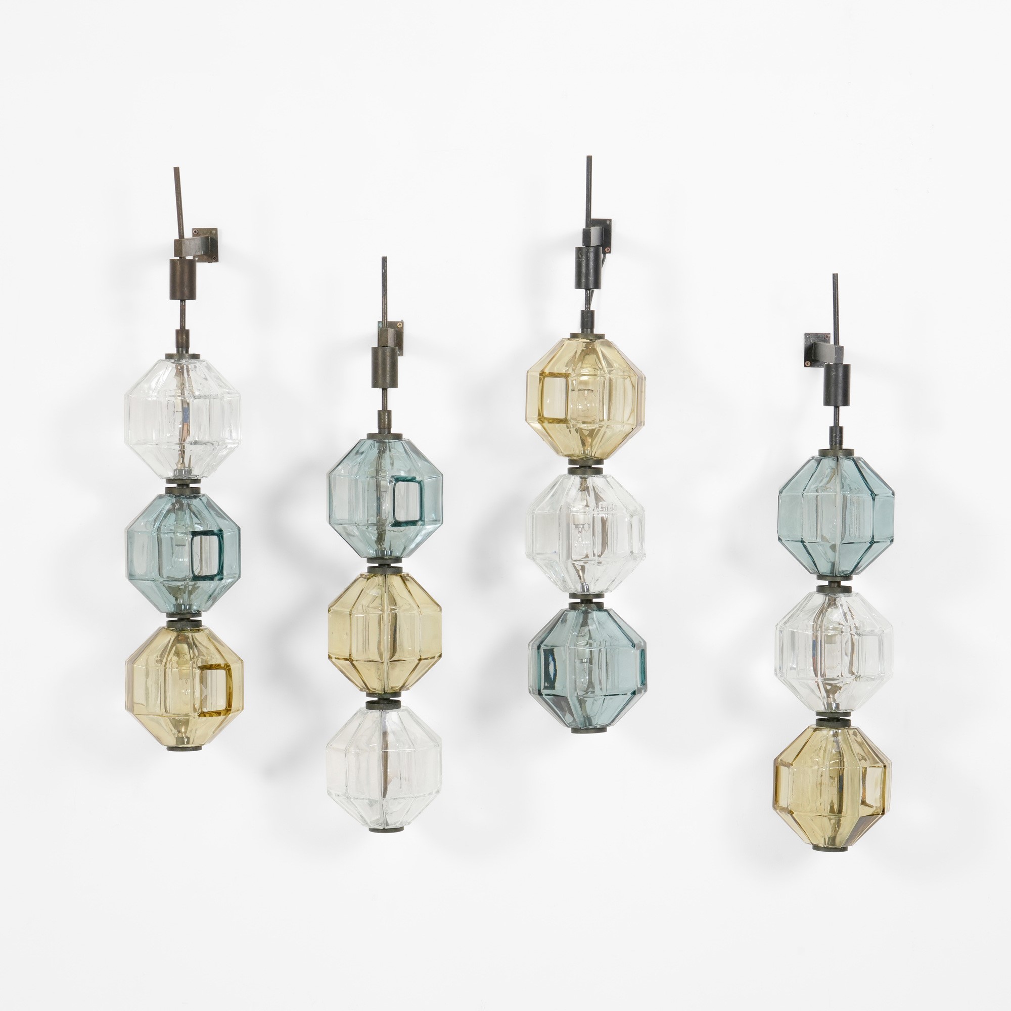Vinicio Vianello - Quattro lampade da parete con diffusori in vetro di Murano colorato