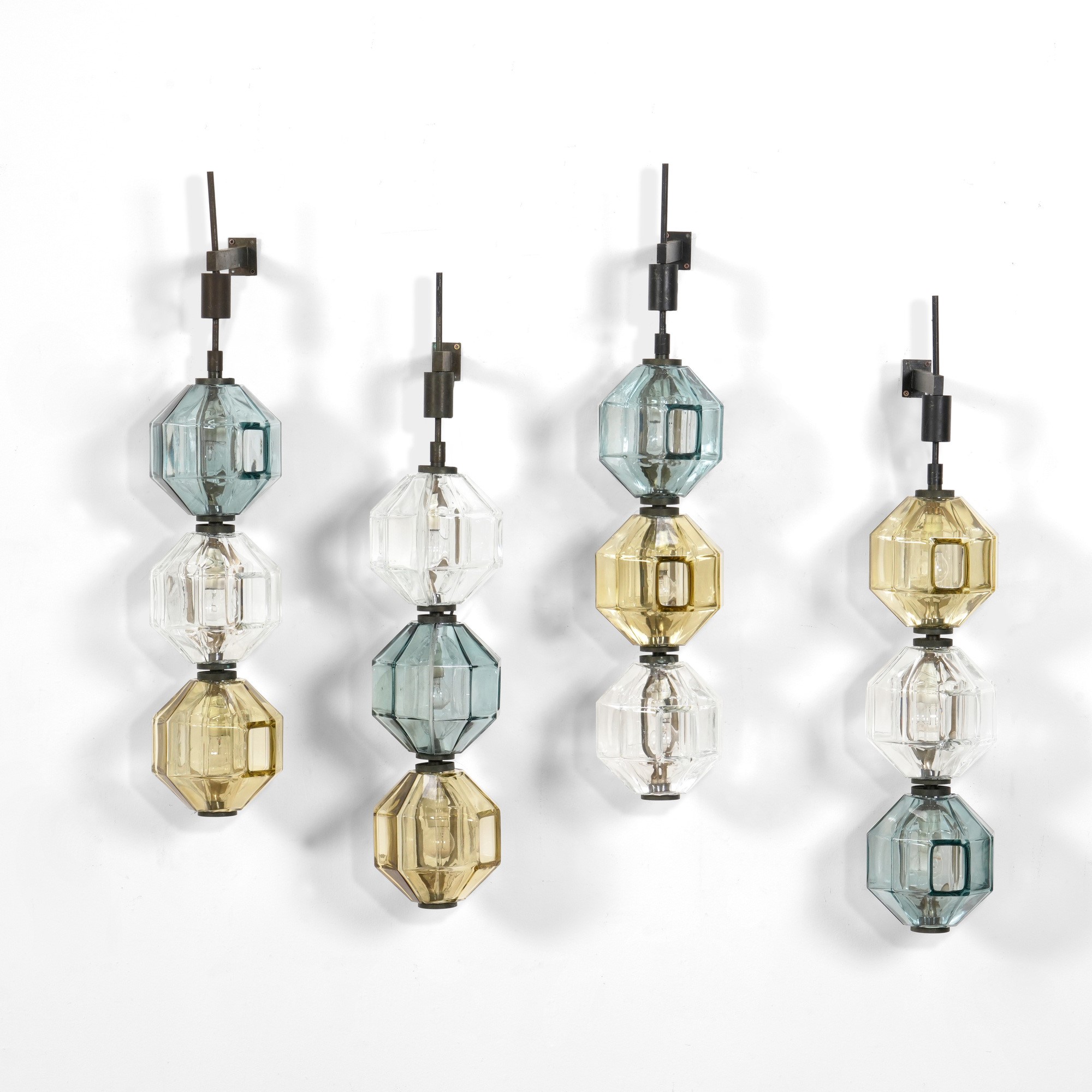 Vinicio Vianello - Quattro lampade da parete in metallo con diffusori in vetro di Murano colorato