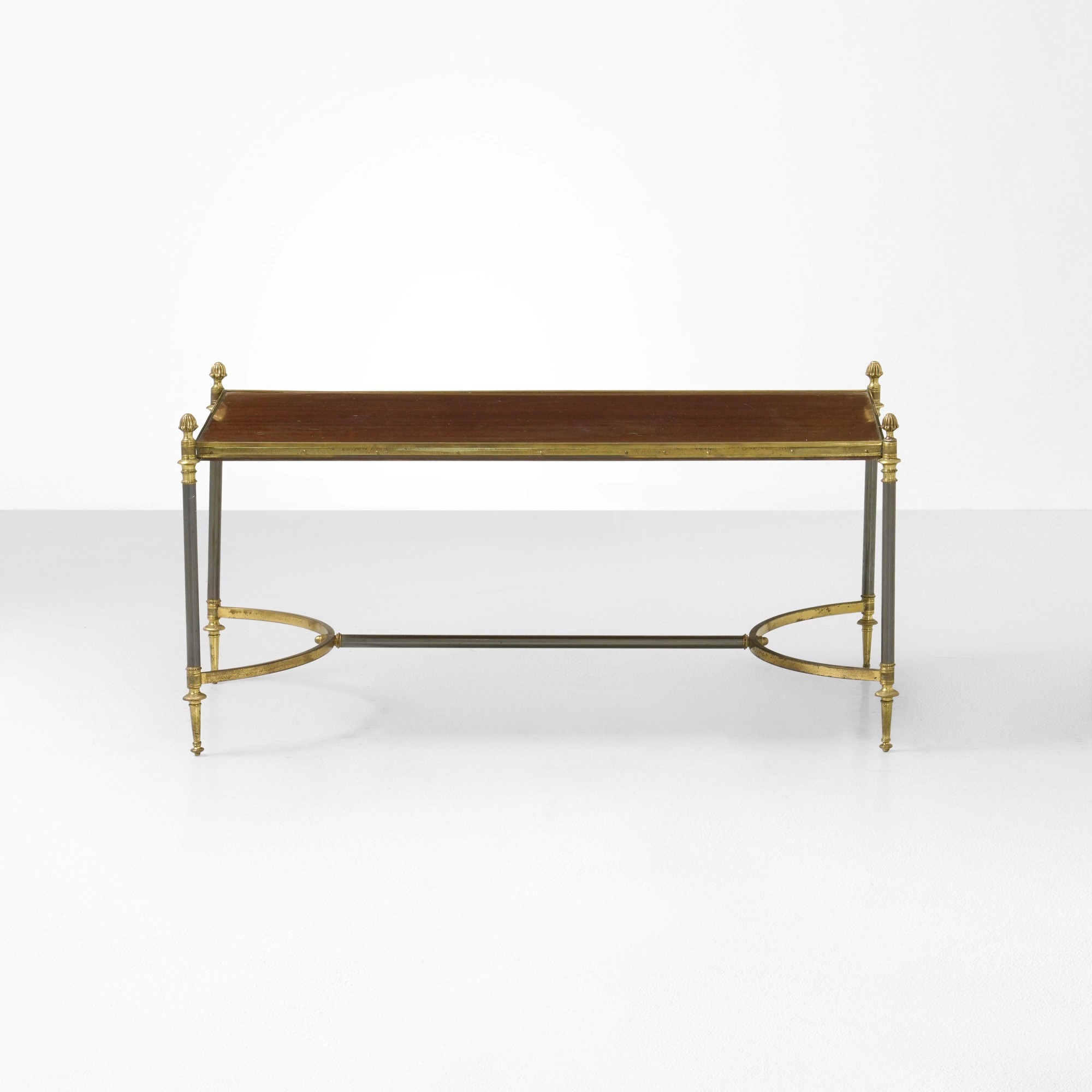Maison Jansen - Tavolo basso in ottone e metallo con piano in legno (Francia, circa 1970)