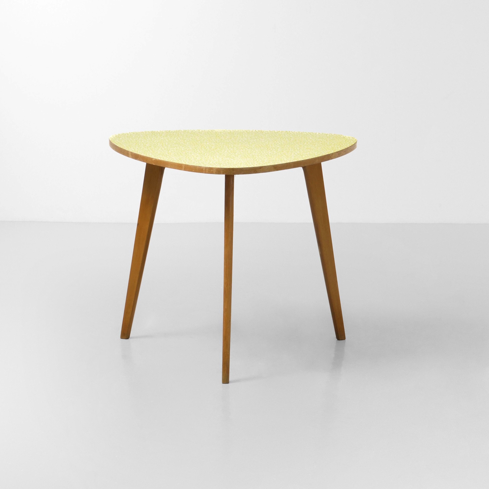 Italia, Tavolo basso in legno con piano in laminato (produzione circa 1960)