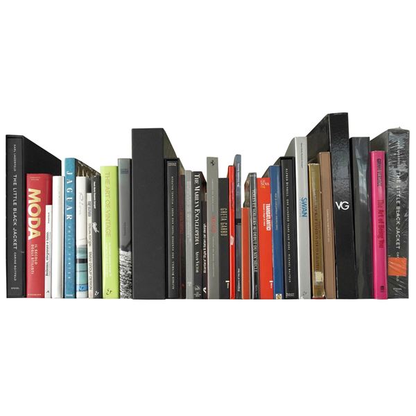 LUXURY/ VINTAGE - lotto di libri tra cui Vogue, Jaguar, Riva