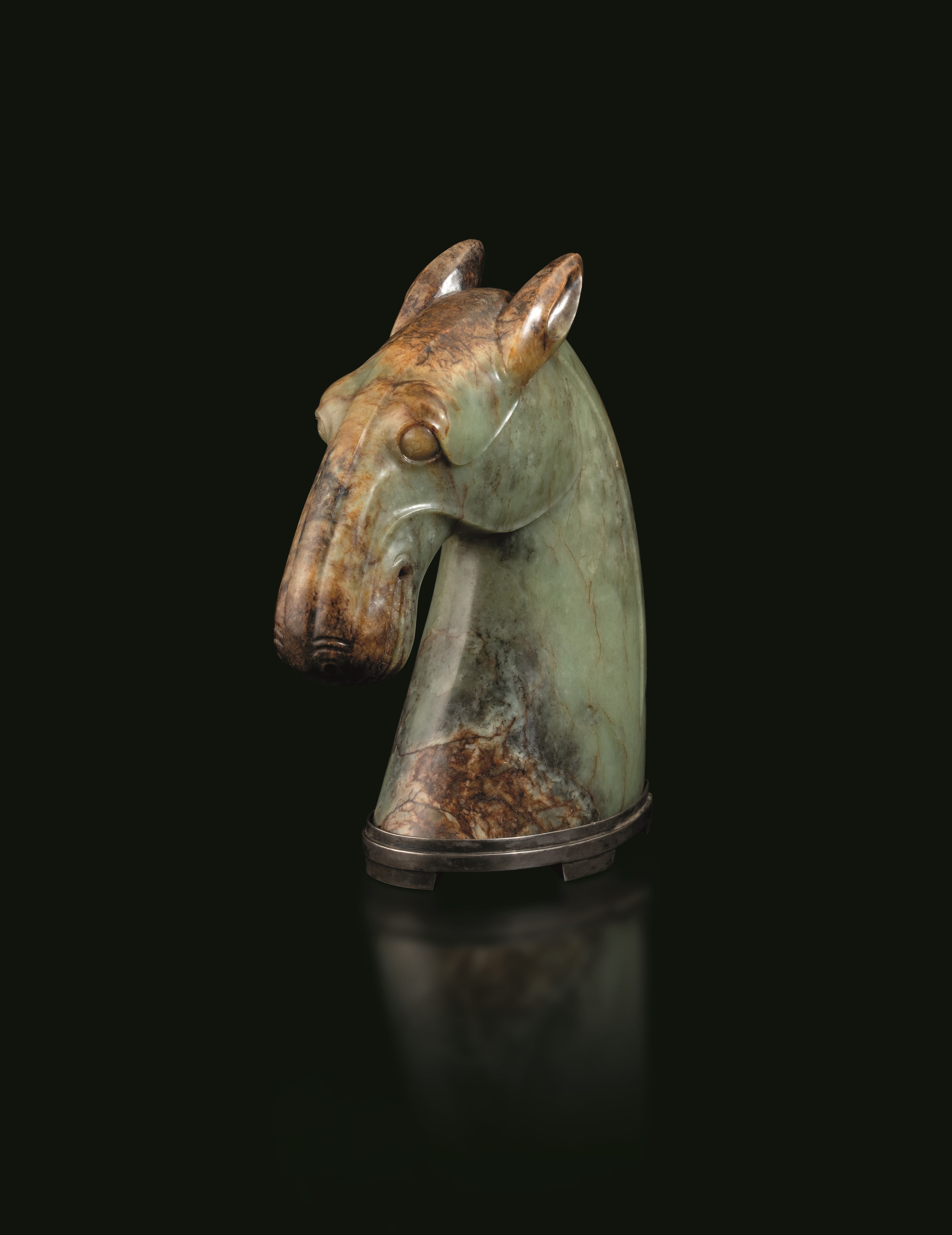 Cina, Dinastia Ming (XVII secolo), Testa di cavallo in giada celadon e russet