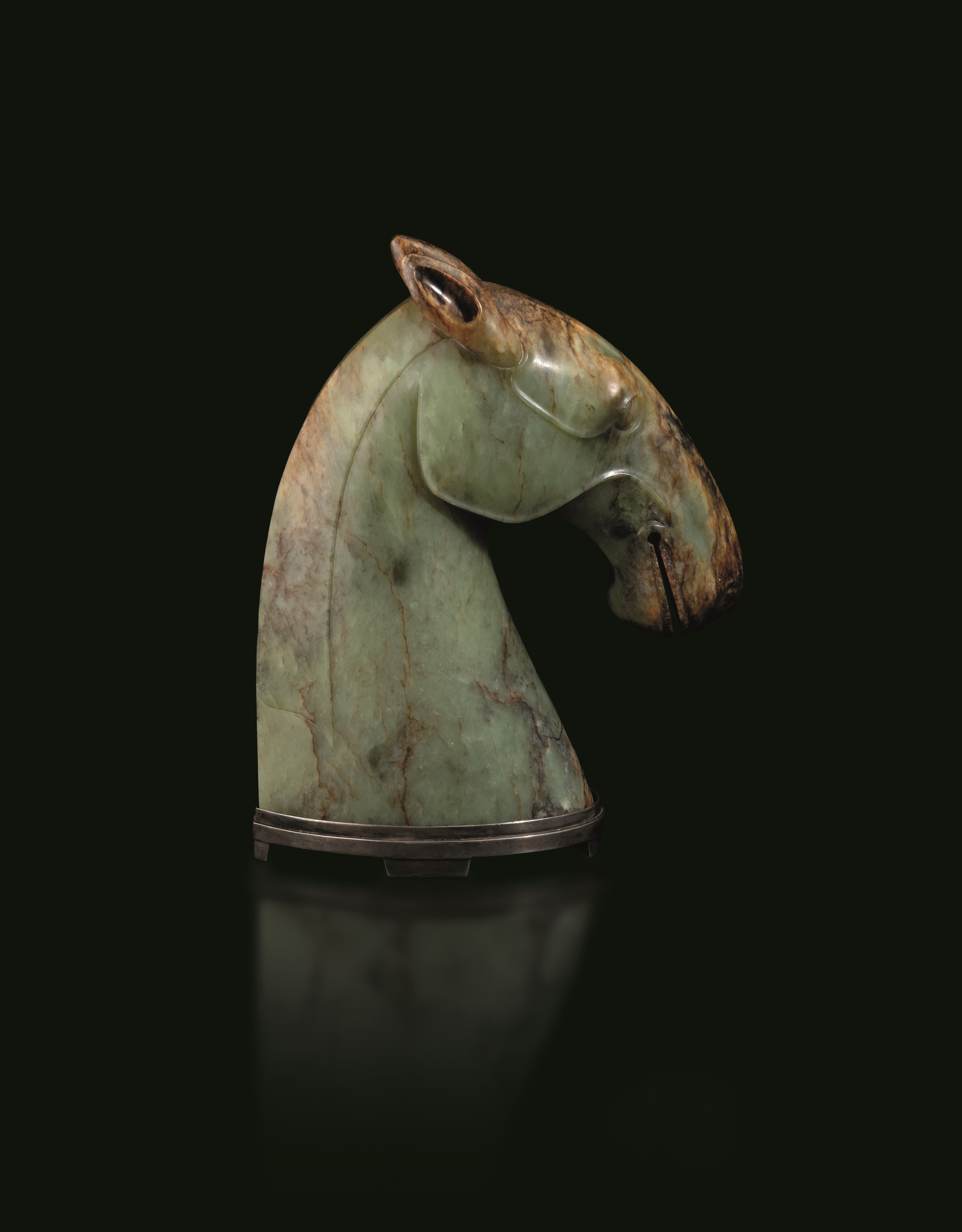 Cina, Dinastia Ming (XVII secolo), Testa di cavallo in giada celadon e russet
