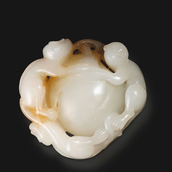 Pendente in giada bianca raffigurante coppia di lucertole, Cina, Dinastia Qing, epoca Qianlong (1736-1796)