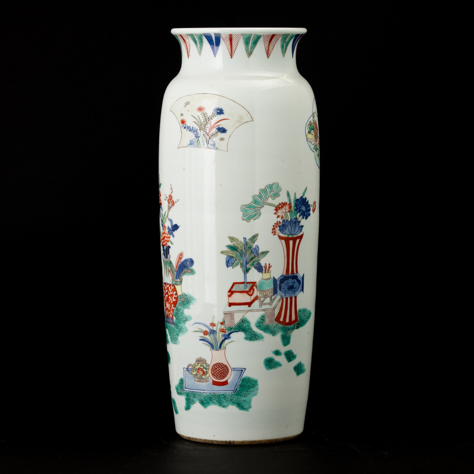 Cina, Vaso in porcellana stile Shunzhi con soggetto naturalistico e riserve, Dinastia Qing, XIX s...