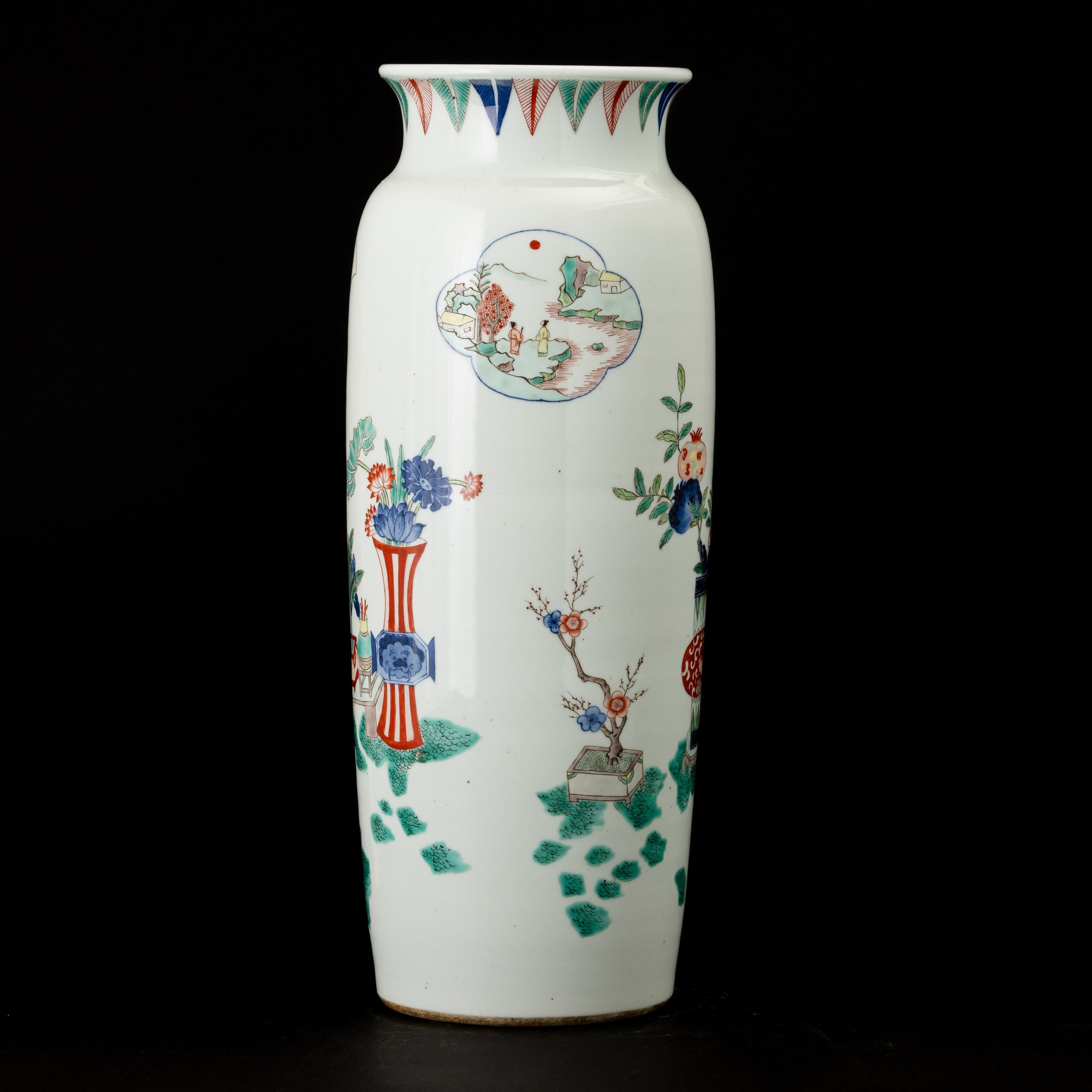 Cina, Vaso in porcellana stile Shunzhi con soggetto naturalistico e riserve, Dinastia Qing, XIX s...