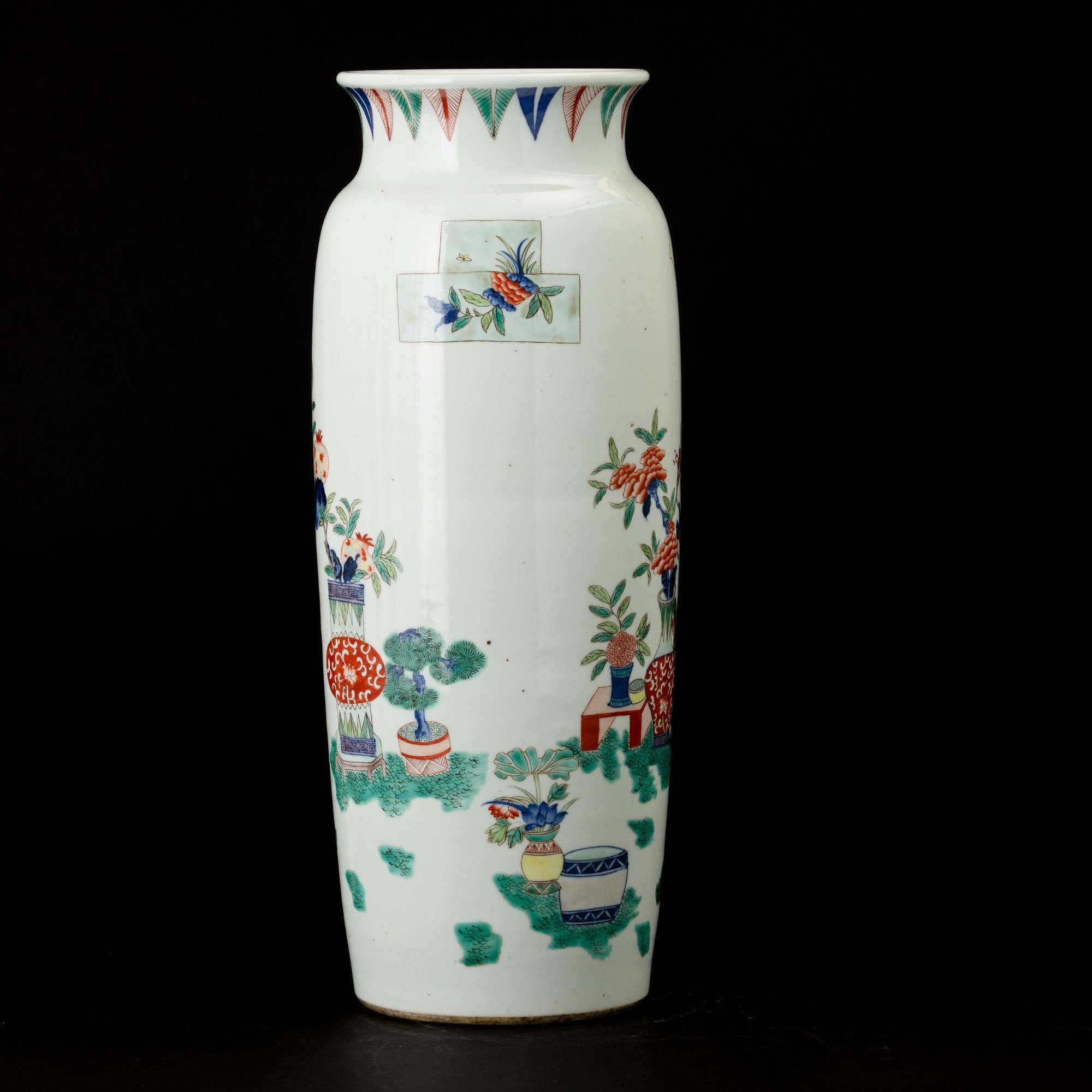 Cina, Vaso in porcellana stile Shunzhi con soggetto naturalistico e riserve, Dinastia Qing, XIX s...