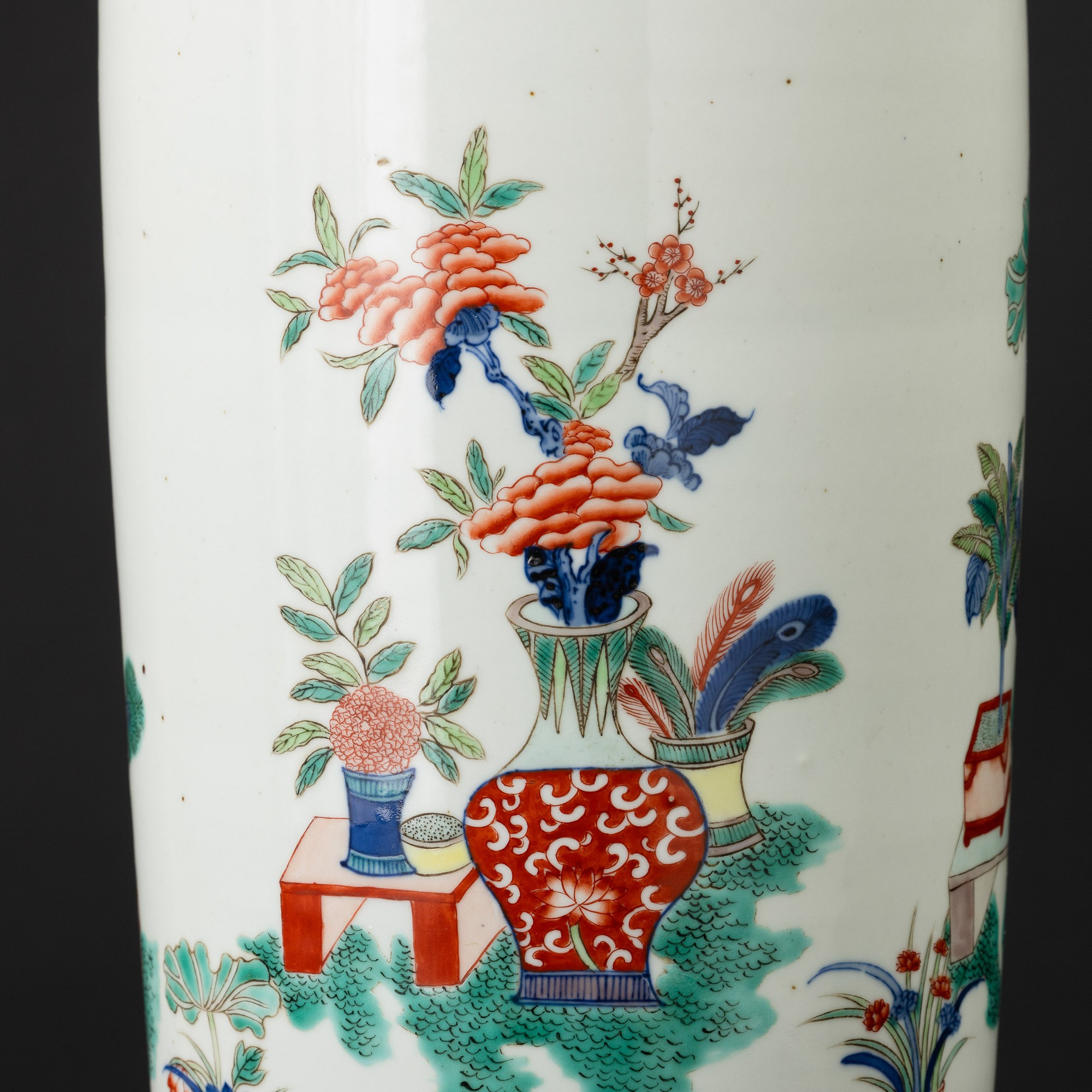 Cina, Vaso in porcellana stile Shunzhi con soggetto naturalistico e riserve, Dinastia Qing, XIX s...