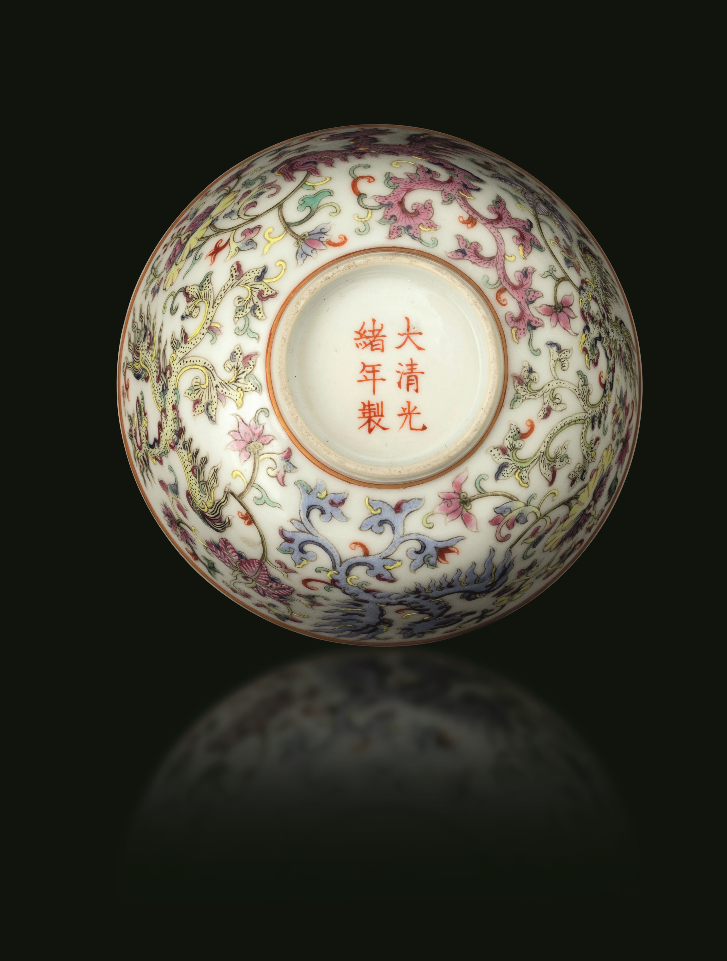 Cina, Coppa in porcellana “Famiglia Rosa” con fenici, rami e fiori di loto, Dinastia Qing (marca ...