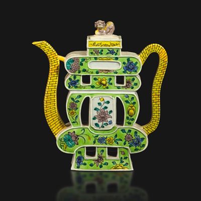 Cina, Dinastia Qing (1644-1912), Teiera in bisquit della Famiglia Verde con decorazione floreale ...