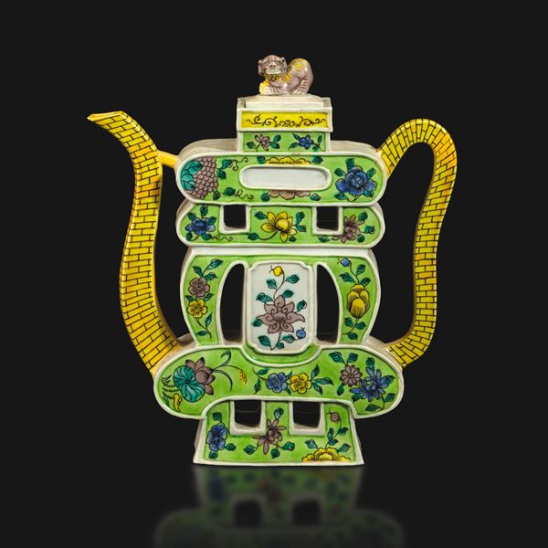 Teiera a forma di idiogramma in bisquit, Famiglia Verde con decori a motivi floreali e presa del coperchio a foggia di Cane di Pho, Cina, Dinastia Qing (1644-1912)