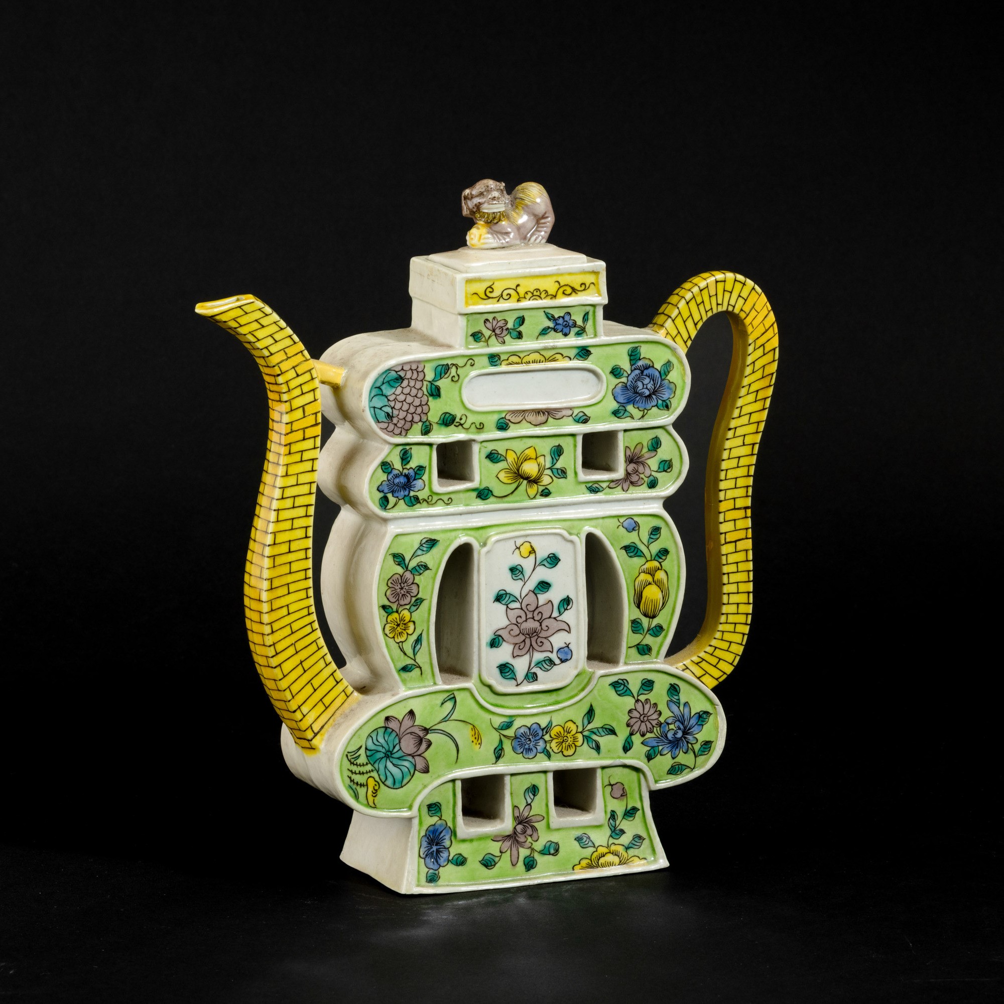 Cina, Dinastia Qing (1644-1912), Teiera in bisquit della Famiglia Verde con decorazione floreale ...
