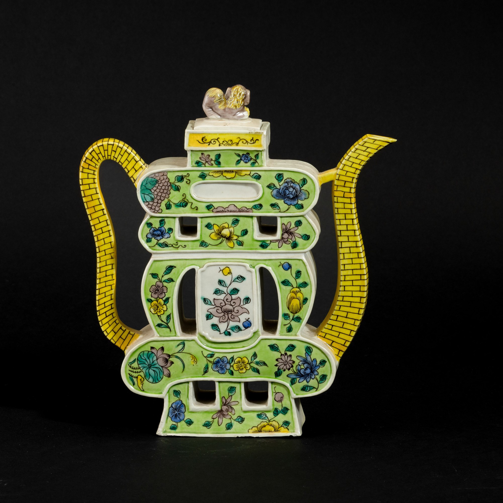 Cina, Dinastia Qing (1644-1912), Teiera in bisquit della Famiglia Verde con decorazione floreale ...