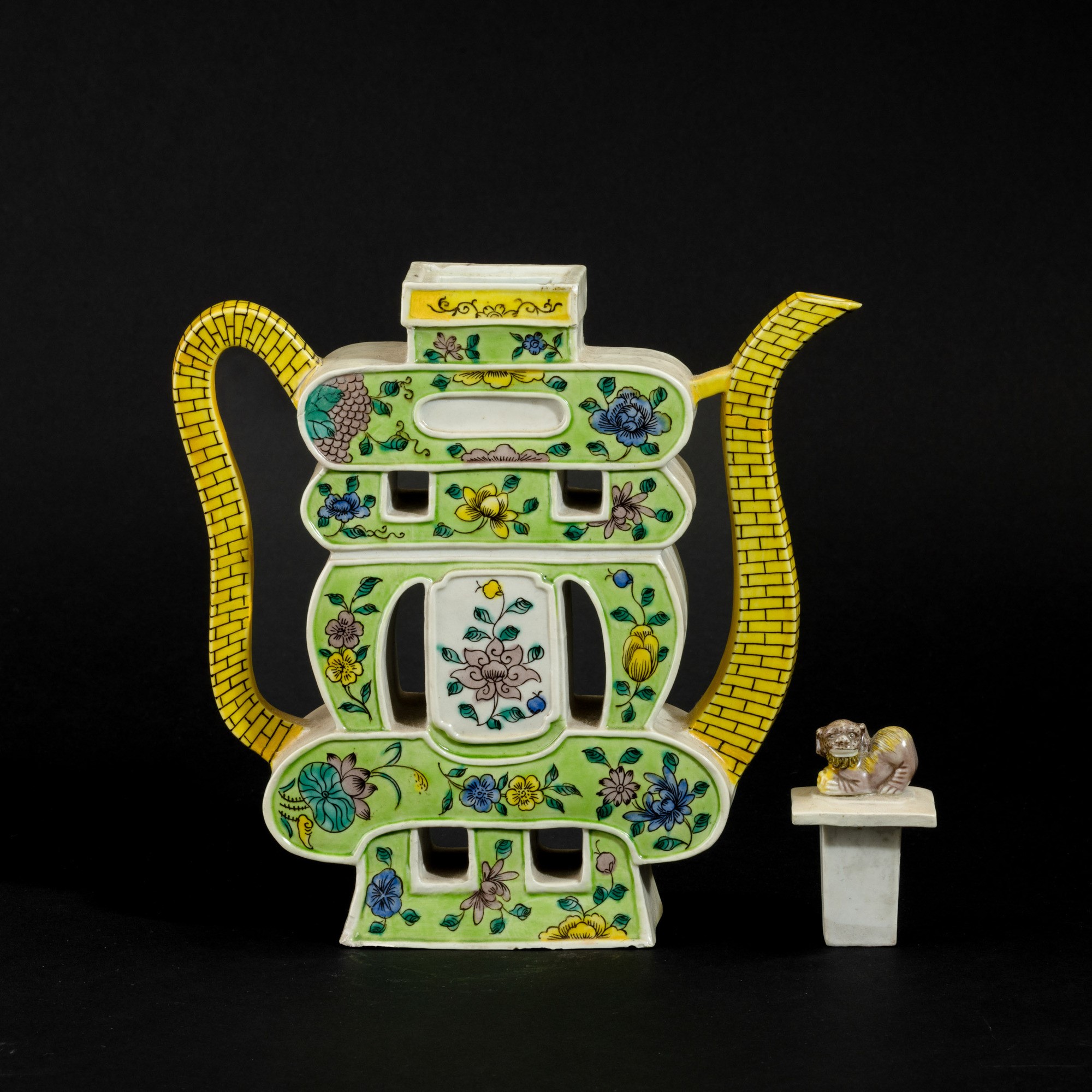 Cina, Dinastia Qing (1644-1912), Teiera in bisquit della Famiglia Verde con decorazione floreale ...
