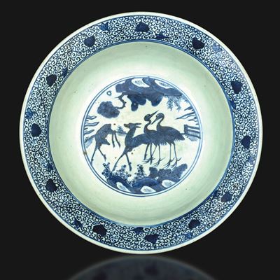 Piatto in porcellana bianca e blu, Airone e cervi con decori vegetali, Cina, Dinastia Ming (perio...