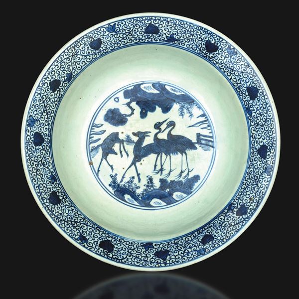 Raro piatto in porcellana bianca e blu raffigurante airone e cervi con decori a motivi vegetali, Cina, Dinastia Ming, periodo Jiajing (1522-1566)