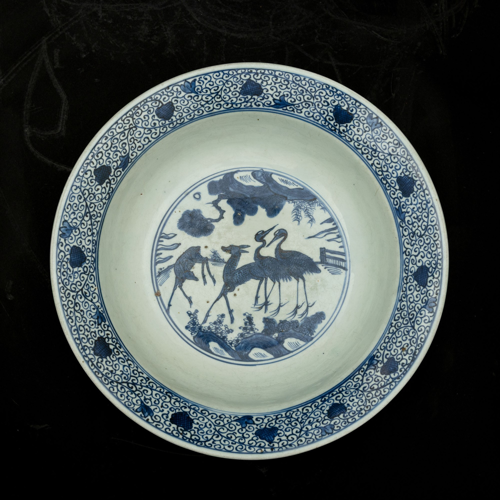 Piatto in porcellana bianca e blu, Airone e cervi con decori vegetali, Cina, Dinastia Ming (perio...