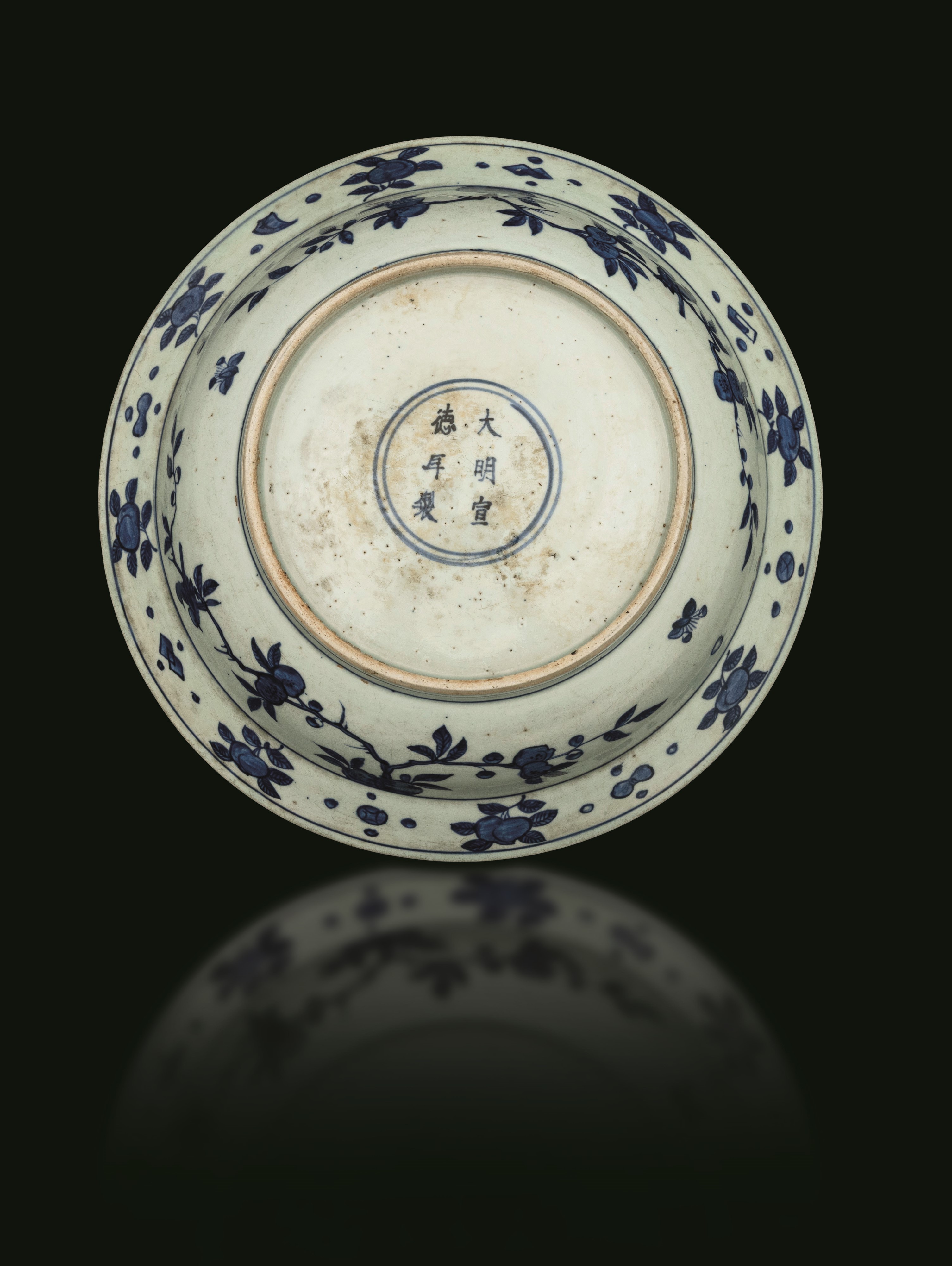 Piatto in porcellana bianca e blu, Airone e cervi con decori vegetali, Cina, Dinastia Ming (perio...