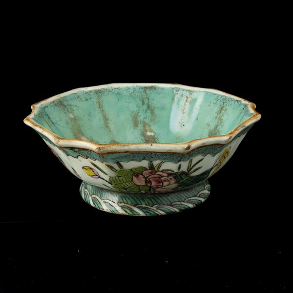Ciotola in porcellana Famiglia Rosa a forma poligonale con decori floreali e farfalle, Cina, Dinastia Qing, epoca Qianlong (1736-1796)