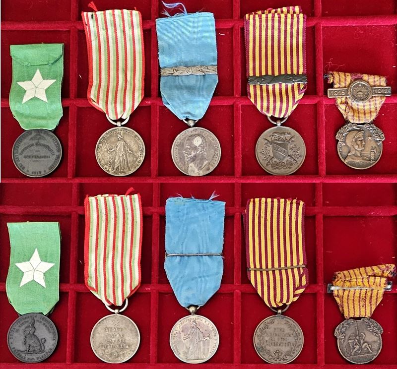 MEDAGLIE ITALIANE. CASA SAVOIA. Lotto composto da cinque decorazioni risorgimentali corredate dai rispettivi nastrini.  - Auction Light Numismatics - Cambi Casa d'Aste