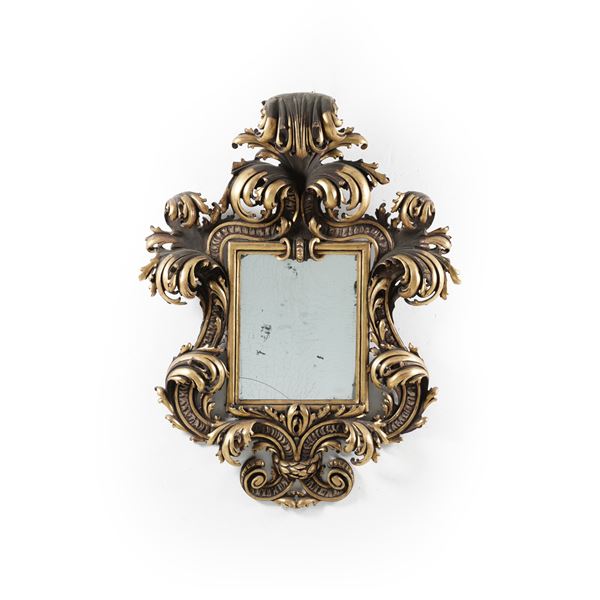 Specchiera con ricca cornice in legno intagliato e dorato. XIX secolo