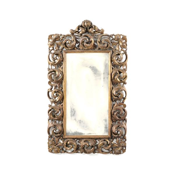 Specchiera con cornice in legno intagliato e dorato. XIX secolo