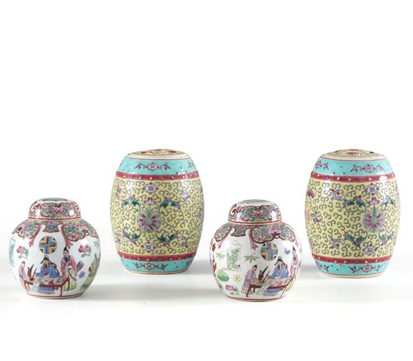 Coppia di conenitori a botte in ceramica policroma. Cina