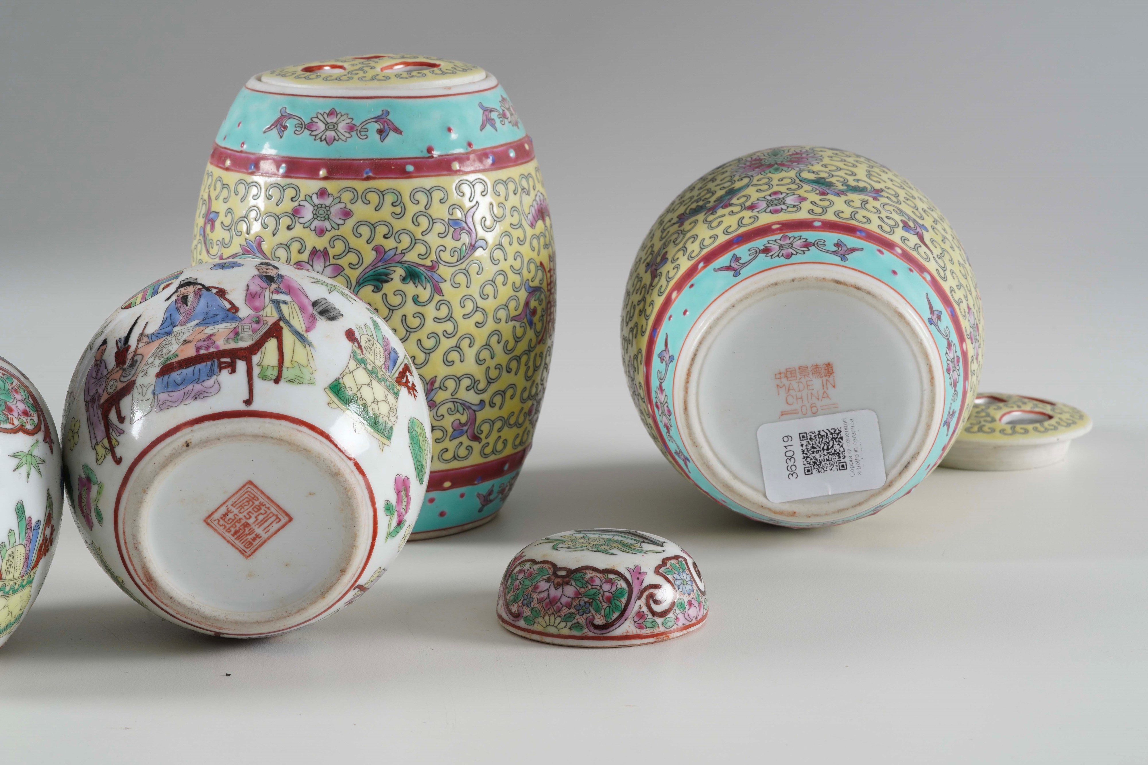 Coppia di conenitori a botte in ceramica policroma. Cina