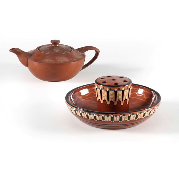 Insieme di piccola teiera in terracotta e brucia incenso in terracotta decorata