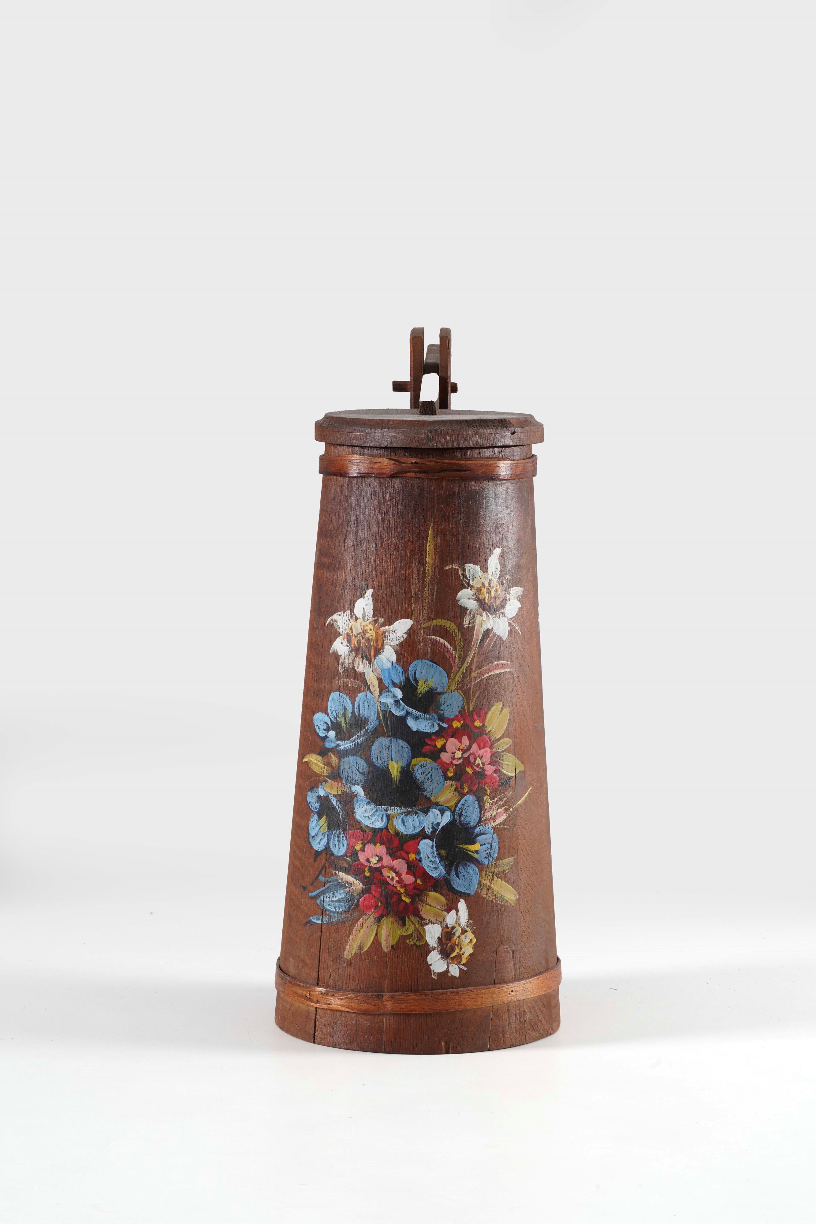 Grande versatoio in legno con decoro floreale policromo