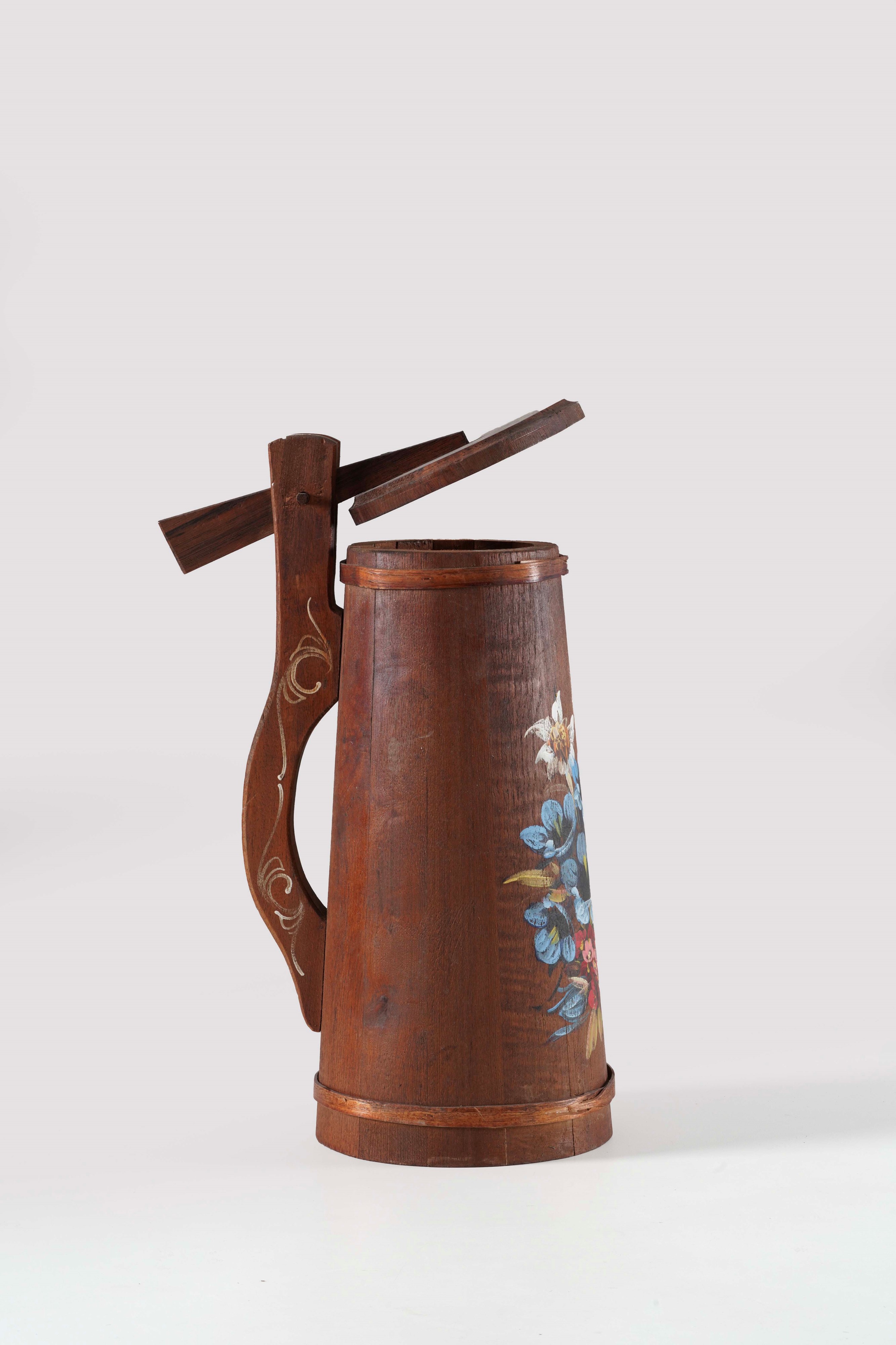 Grande versatoio in legno con decoro floreale policromo