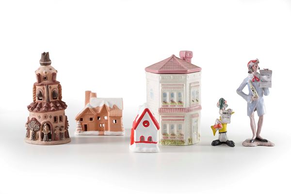 Insieme di scatola esagonale in ceramica policroma a forma di casa, tre casette porta lumino decorative in terracotta policroma e due figurine in terracotta policroma