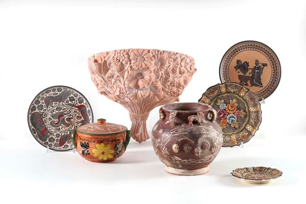 Vaso e contenitore in terracotta policroma, fioriera in terracotta da parete più quattro piatti a decoro policromo, Orvieto