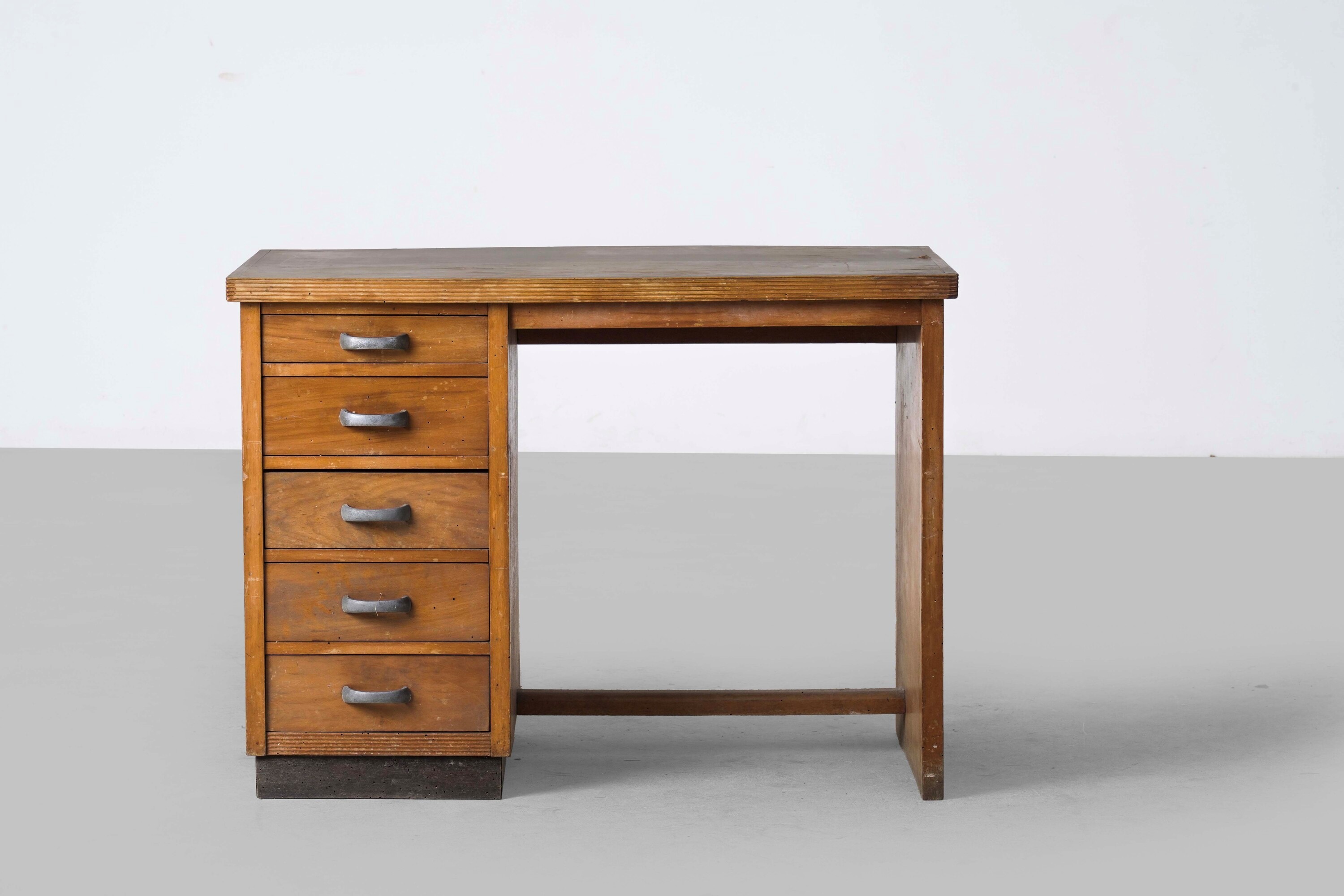 Scrittoio, struttura in legno con maniglie in metallo (produzione italiana, circa 1950)