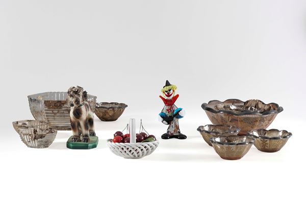 Figura di shnauzer e cestino di ciliegie in porcellana, statuina pagliaccio Murano e parte di due servizi da macedonia in vetro