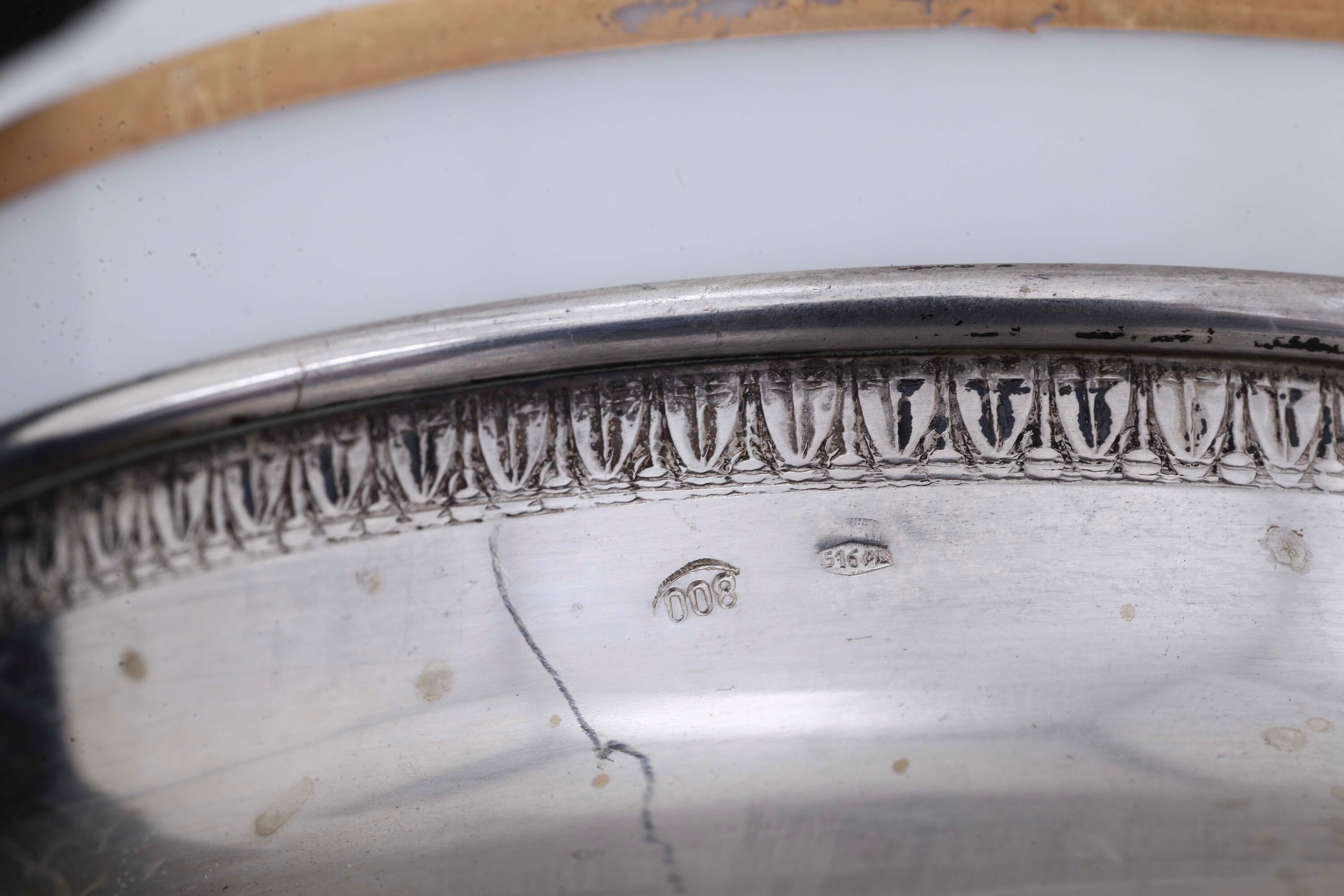 Argenteria italiana, Sei di tazzine con montatura in porcellana e piattini in argento (decorazion...