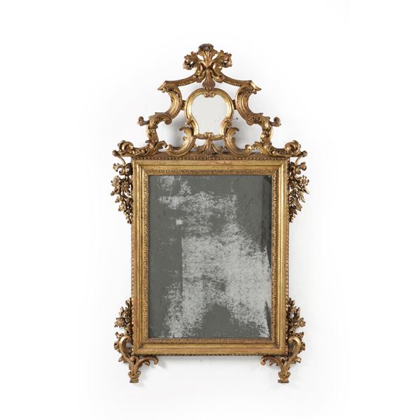 Specchiera con cornice in legno intagliato e dorato. XVIII-XIX secolo
