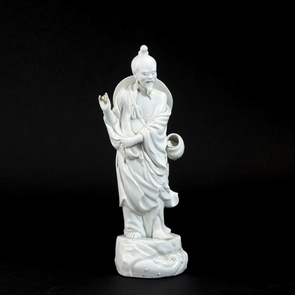 Figura di pescatore in porcellana Blanc de Chine, Cina, XX secolo