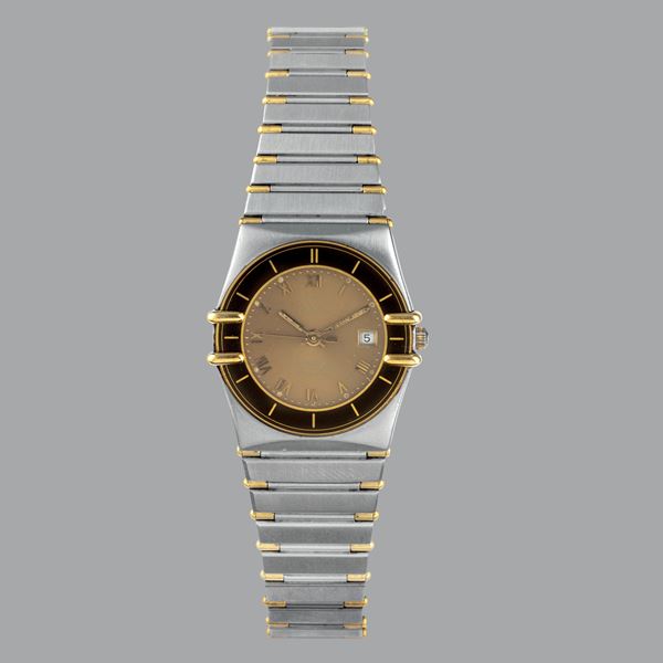 Constellation in acciaio con inserti dorati e bracciale integrato, quadrante champagne con numeri Romani  [..]