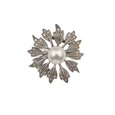 Anello, perla coltivata e piccoli diamanti, montatura in oro bianco 750/1000