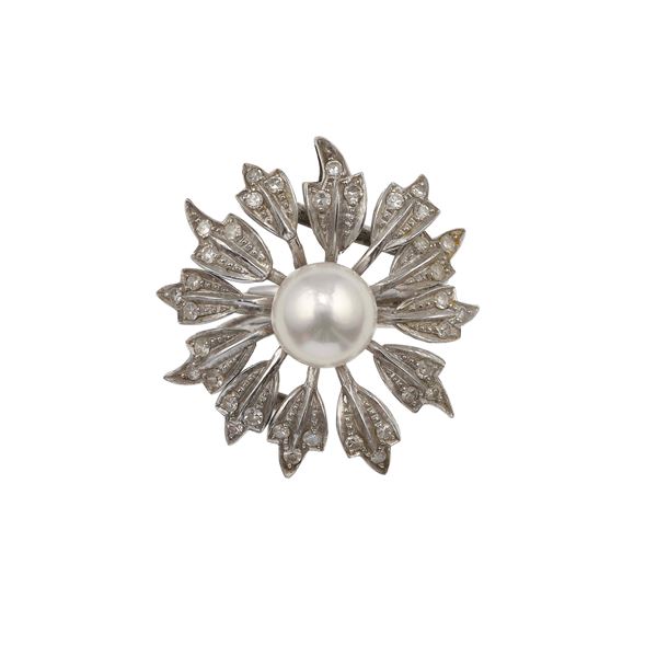 Anello con perla coltivata e piccoli diamanti