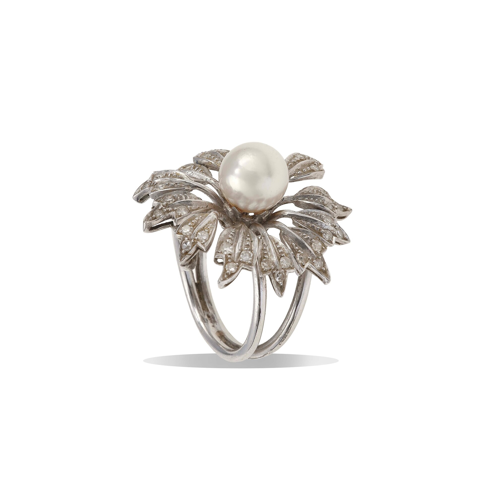 Anello, perla coltivata e piccoli diamanti, montatura in oro bianco 750/1000