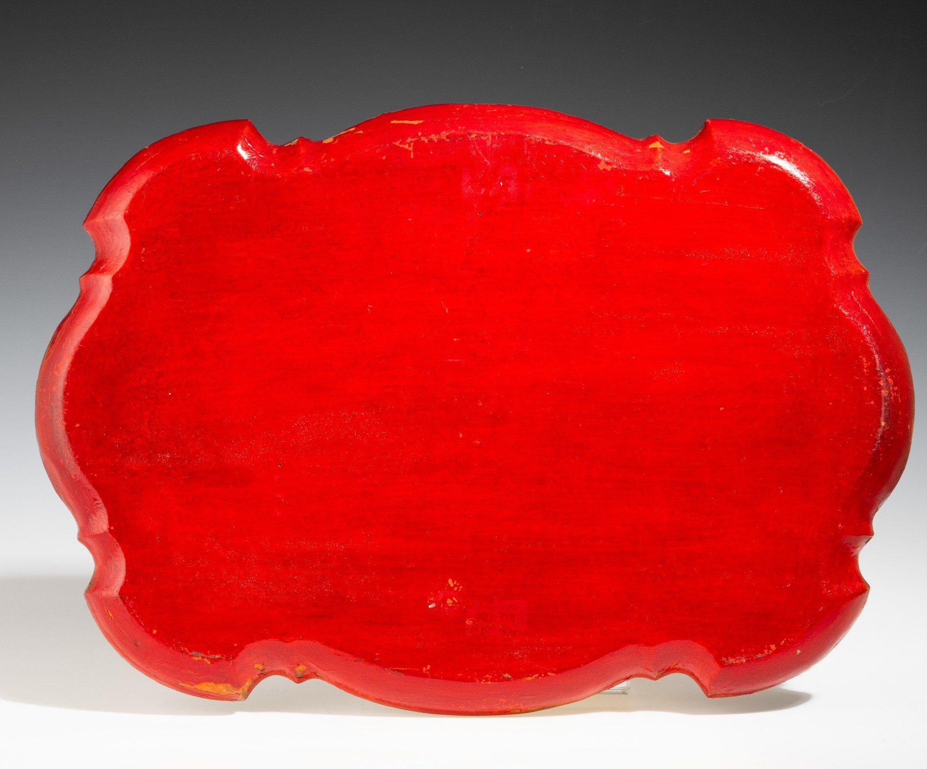 Vassoio laccato, dipinto e decorato ad "arte povera". Venezia, XVIII secolo