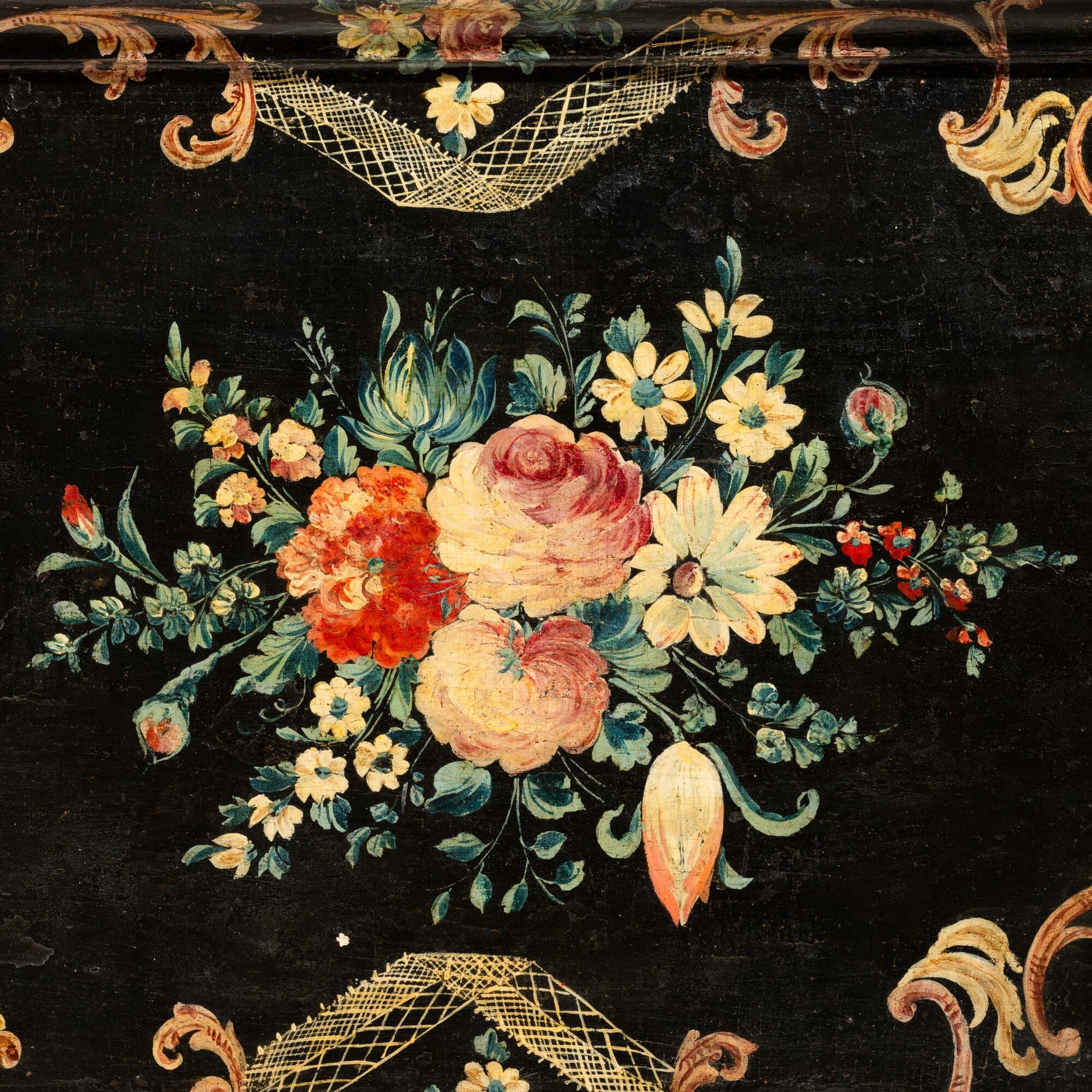 Vassoio laccato e dipinto. Venezia, XVIII secolo