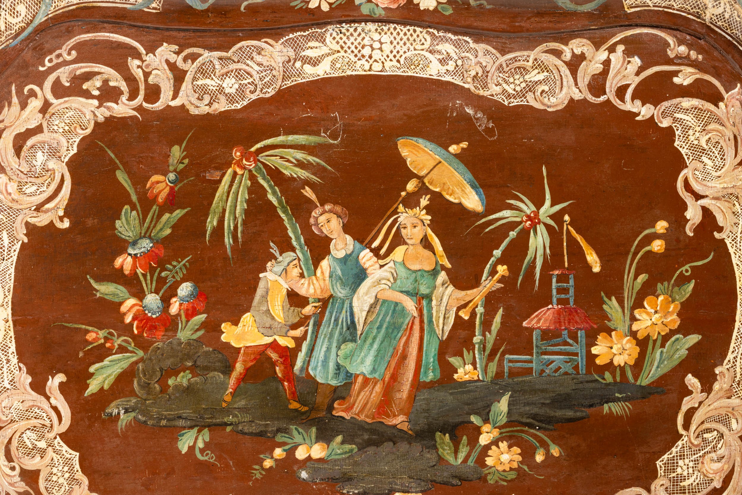 Grande vassoio laccato e dipinto. Venezia, XVIII secolo