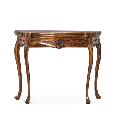 Tavolino da gioco in noce, piano a libro e gambe arcuate,  XVIII secolo