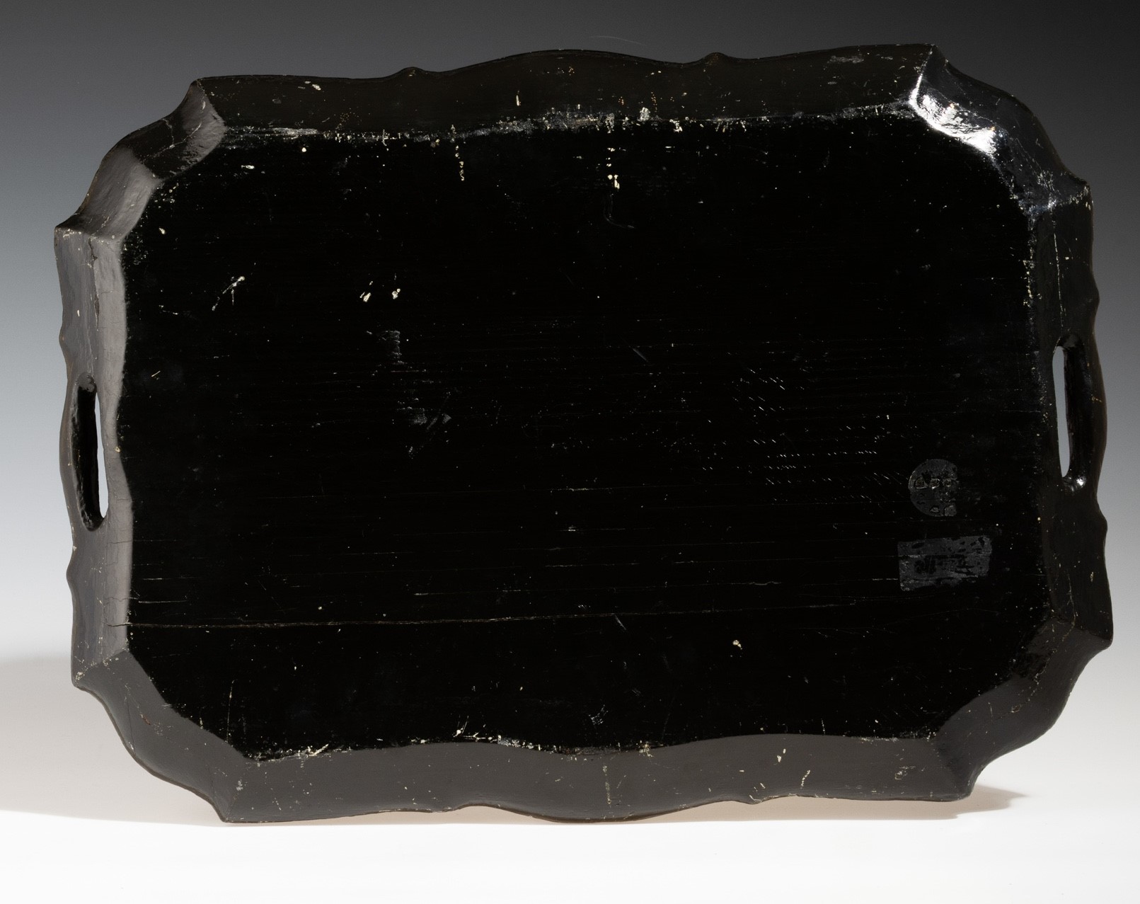 Vassoio laccato, dipinto e decorato ad "arte povera". Venezia, XVIII secolo