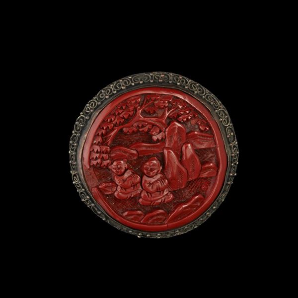 Spilla con medaglione in lacca rossa raffigurante scena di vita comune, Cina, XX secolo