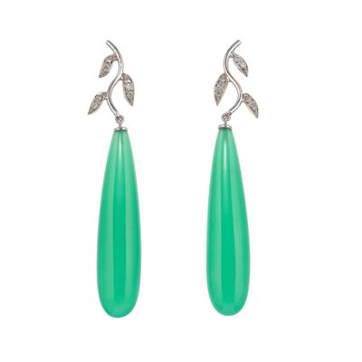 Orecchini pendenti, calcedonio verde e piccoli diamanti, montatura in oro bianco 750/1000